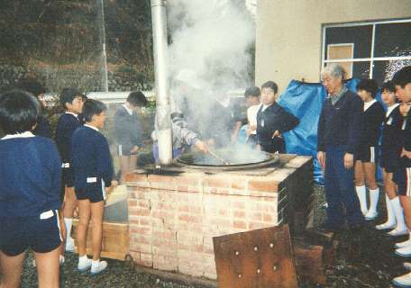 The students look on as the kozo is dyed